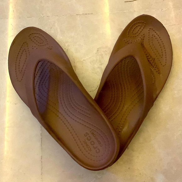 CROCKS WOMEN SIZE 7 BRONZE